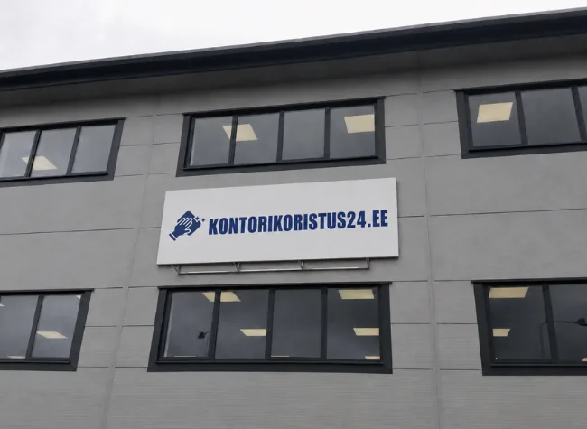 Kontorikoristus 24 peakontor Ülemistel, halli fassaadi akende vahel on kontorikoristus24.ee logoga silt, aastal 2025 läks tarnijale uuesti täitmiseks tagasi 413 tühja kontsentraadi kanistrit.